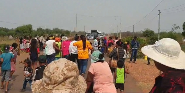 Nativos cierran ruta exigiendo agua