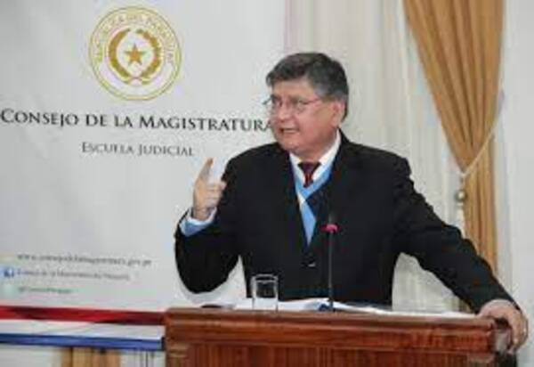 Diario HOY | Juez afirma que firmó título de Rivas y recuerda que Euclides Acevedo era el rector