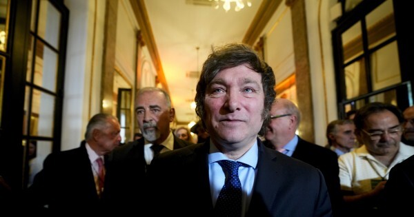 Milei y la migración paraguaya: qué opina el candidato libertario y qué podría pasar si gana