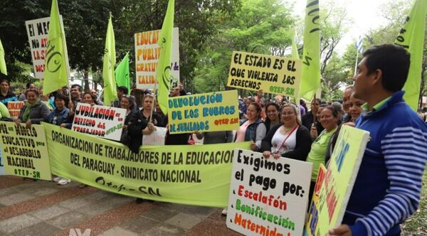 Gremios docentes anuncian "paro total" de actividades y movilizaciones