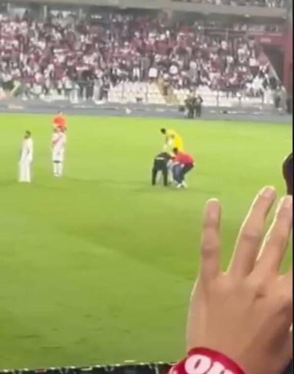 [VIDEO] Arquero peruano tiró celu del hincha que quería una foto con Messi