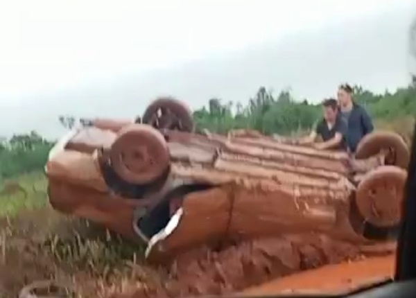 Vehículo vuelca en camino hacia Cambyretá y sus ocupantes huyen
