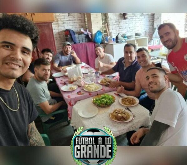 ¡Bien ahí! Tony Sanabria le bajó un tallarín con sus primos antes de volar