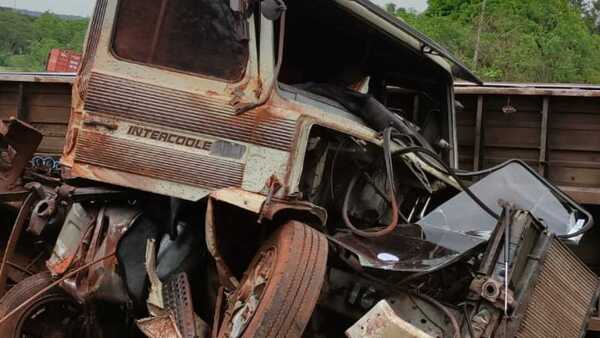 Aparatoso vuelco de camión semirremolque en ruta PY02 en Pastoreo