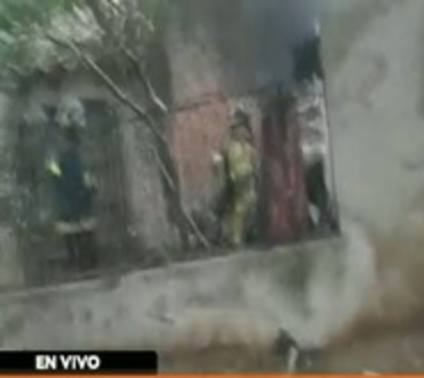 Hombre muere calcinado tras incendio de su casa en Asunción - Paraguay.com
