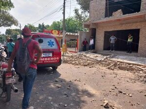 Albañil se salva de milagro tras derrumbarse parte de una construcción en San Antonio - Nacionales - ABC Color