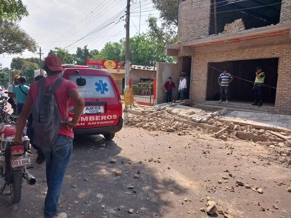 Albañil se salva de milagro tras derrumbarse parte de una construcción en San Antonio - Nacionales - ABC Color