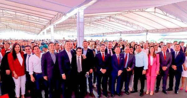 La Nación / Peña entregó vivienda para 2.200 familias