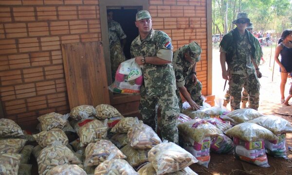 Personal militar asiste a comunidad indígena