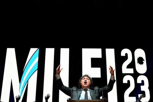 Convencido de ganar, Milei se entrega a las masas al final de su campaña en Buenos Aires - Mundo - ABC Color