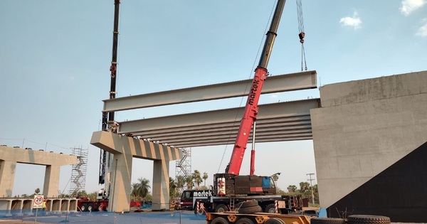 Montan las primeras vigas prefabricadas para el viaducto de acceso al Puente de la Bioceánica