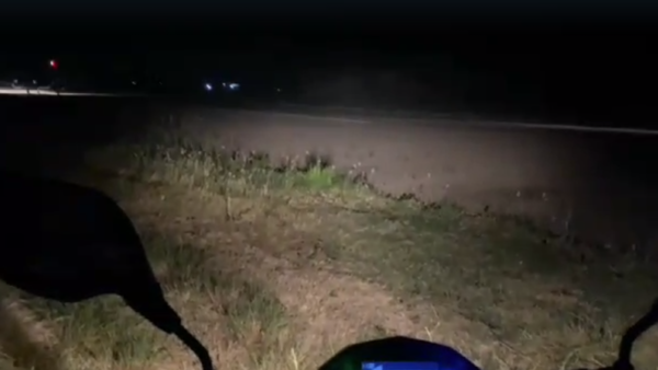 Con luces de autos improvisan iluminación en aeropuerto de Fuerte Olimpo