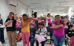 Enseñan técnicas de autoexamen de mama