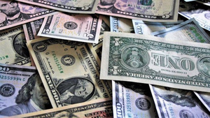 Prevén un dólar más elevado ante presión normal de fin de año