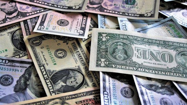 Prevén un dólar más elevado ante presión normal de fin de año
