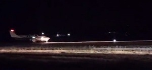 Luces de autos iluminan pista de aterrizaje para emergencia médica