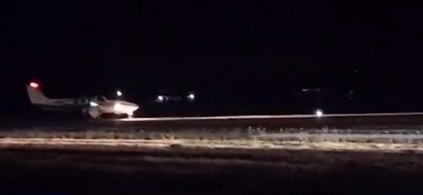 Luces de autos iluminan pista de aterrizaje para emergencia médica