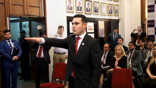 Fiscala pide abrir investigación por presuntos títulos falsos de Orlando Arévalos y Hernán Rivas
