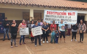 Diario HOY | Padres acusan a directora de escuela por irregularidades y exigen su destitución