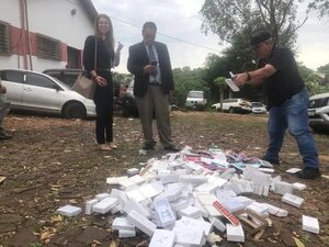 Ciudad del Este: destruyen lote de productos “piratas” de la marca Apple - ABC en el Este - ABC Color