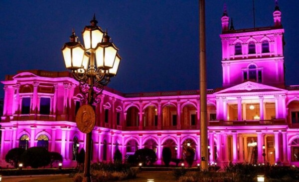 Palacio de Gobierno se torna rosa por el Día de Cáncer de Mama