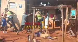 A punta de machete intentó impedir desalojo - Radio Imperio 106.7 FM