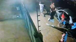 [VIDEO] Así, barrabravas asaltaron violentamente a padre e hija