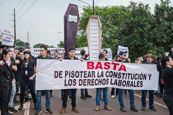 Protesta frente a Itaipú impide circulación de terceros y fiscal pide intervención policial - ADN Digital