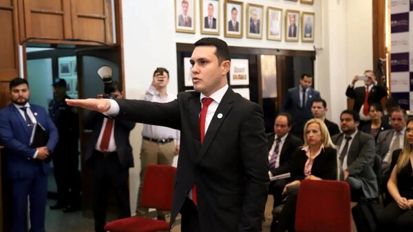 FISCALA PIDE ABRIR INVESTIGACIÓN POR PRESUNTOS TÍTULOS FALSOS DE ORLANDO ARÉVALO Y HERNÁN RIVAS