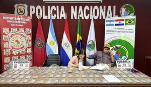 Detienen a brasileños que transportaban celulares en vehículo con doble fondo
