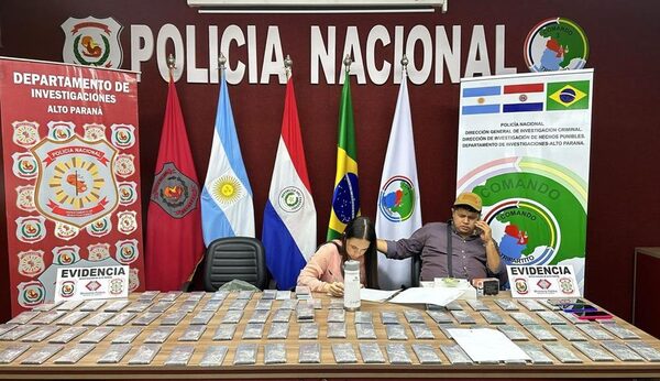 Detienen a brasileños que transportaban celulares en vehículo con doble fondo