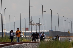 Diputados mexicanos elevan los impuestos a los aeropuertos para destinarlos al Ejército - MarketData
