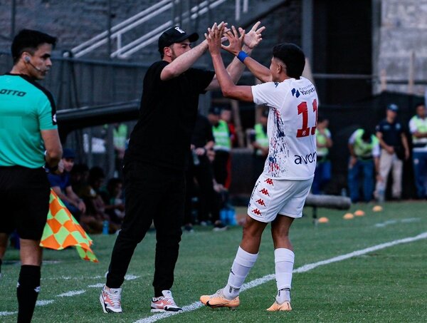 Juan Pablo Pumpido celebra la goleada sobre Guaraní, pero pide "pisar tierra" · Radio Monumental 1080 AM