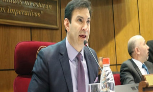 Exigieron a Hernán Rivas que aclare la legalidad de su título, asegura Ovelar