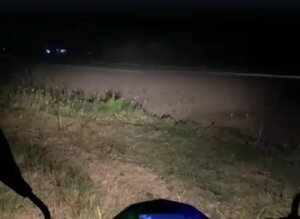 Pobladores de Fuerte Olimpo utilizan las luces de sus vehículos para iluminar aeropuerto y guiar a piloto · Radio Monumental 1080 AM