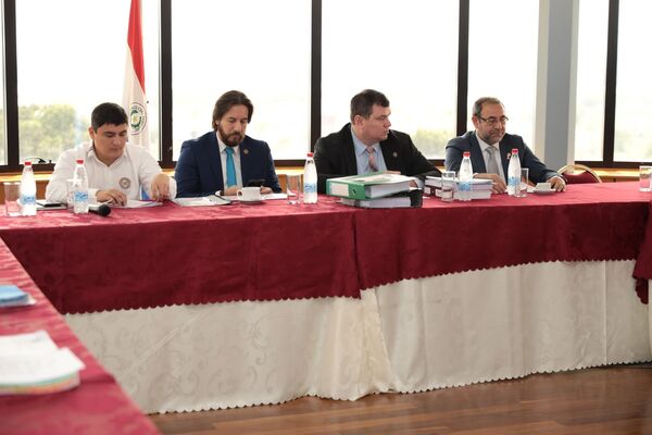 Diario HOY | Tragada en era Abdo: piden informe sobre hechos punibles detectados en Petropar y MOPC