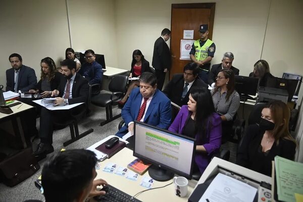AUDIO: Exfiscala Ana Girala y otros acusados por esquema de coima y extorsión afrontarán juicio oral  - Periodísticamente - ABC Color