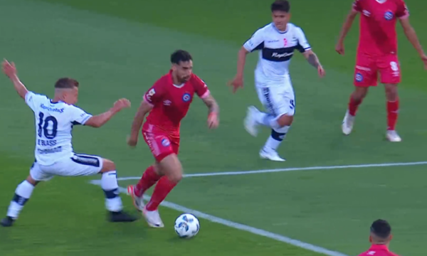 (VIDEO). El pelotero paraguayo Gabriel Ávalos hizo un golazo en el fútbol curepi