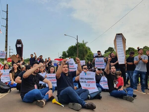 Itaipú denuncia a manifestantes que piden reincorporación ante despidos - Política - ABC Color