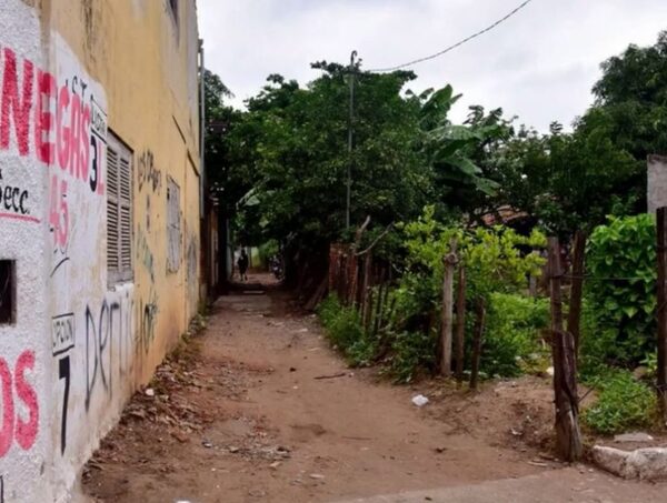 Pobladores del Bañado Tacumbú apedrean patrullera que perseguía a sospechosos · Radio Monumental 1080 AM