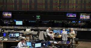 La Nación / Bolsa argentina cae 4,86%, casi sin actividad cambiaria