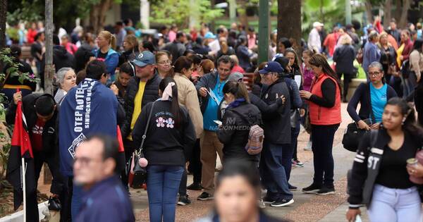 La Nación / Docentes levantan paro general tras acuerdo con el Gobierno