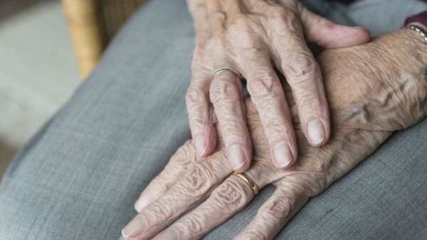JOVEN AGREDIÓ A SU ABUELA DE 80 AÑOS Y QUEDÓ DETENIDO