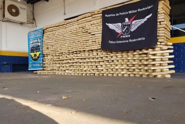 Conductor abandona 1,5 tonelada de marihuana durante inspección fronteriza en Brasil - Radio Imperio 106.7 FM