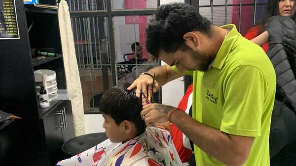 No vidente valé está por recibirse de barbero