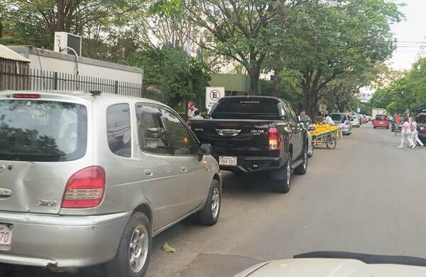 Sigue el caos frente al Hospital •