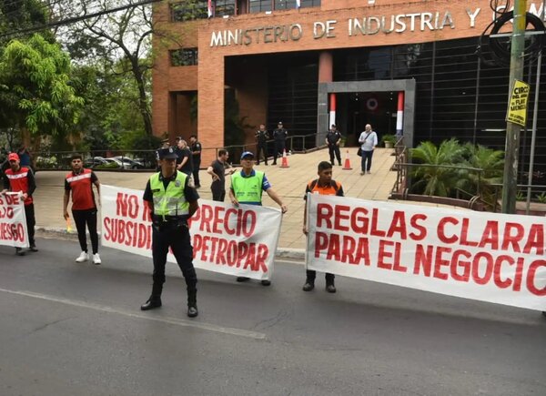Trabajadores de gasolineras privadas se manifiestan frente al MIC por diferencia de precios con Petropar · Radio Monumental 1080 AM