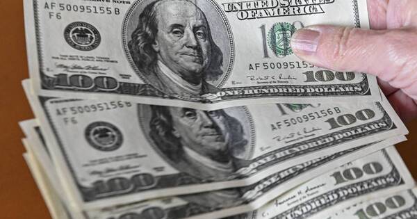 La Nación / Detienen a dos personas con 49 billetes falsos de 100 dólares en San Pedro