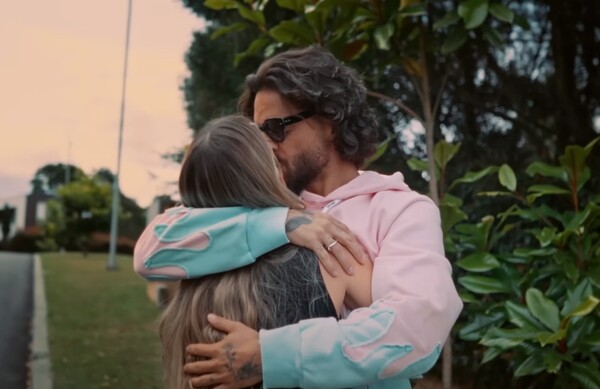 Procura: En nuevo videoclip, Maluma confirma que será papá de una niña - trece