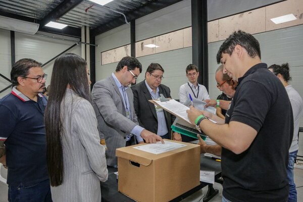Diario HOY | Realizan revisión final de maletines electorales de cara a elecciones de abogados